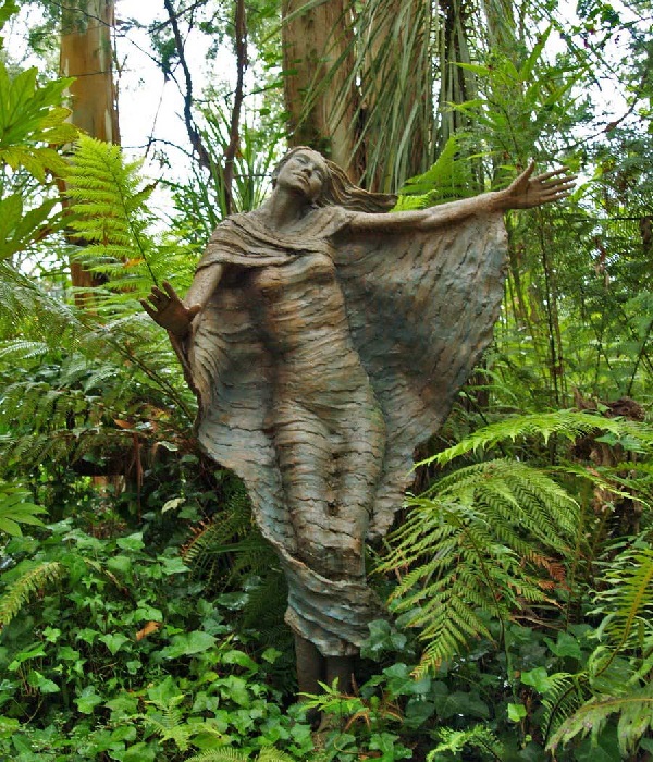 Сказочные скульптуры в саду Бруно Торфса.